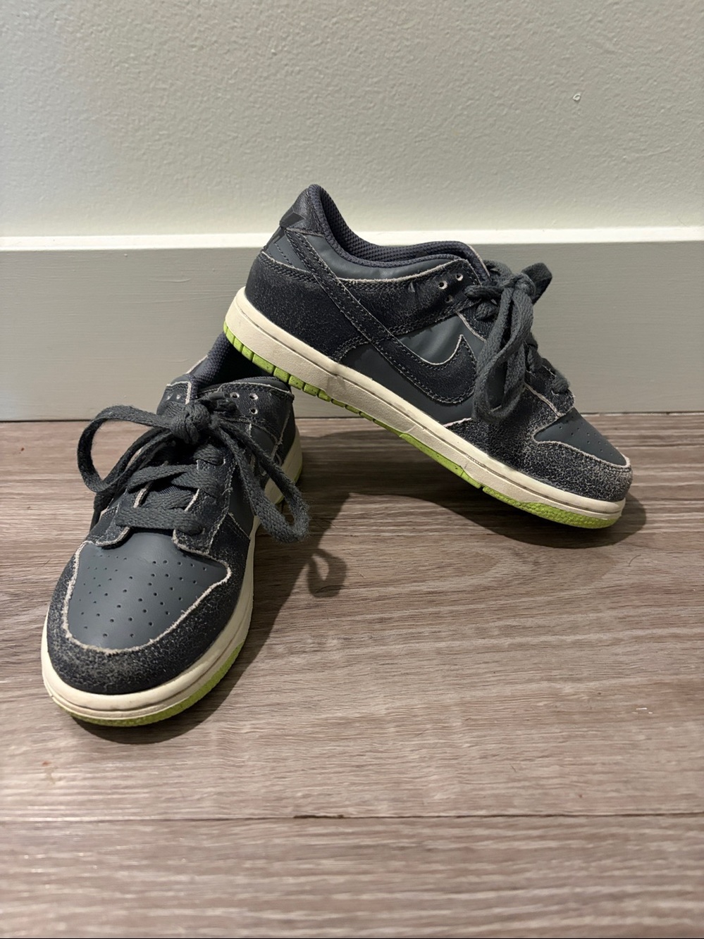 Nike Kids Low-Top Sneakers in Dark Gray with Lime Accent